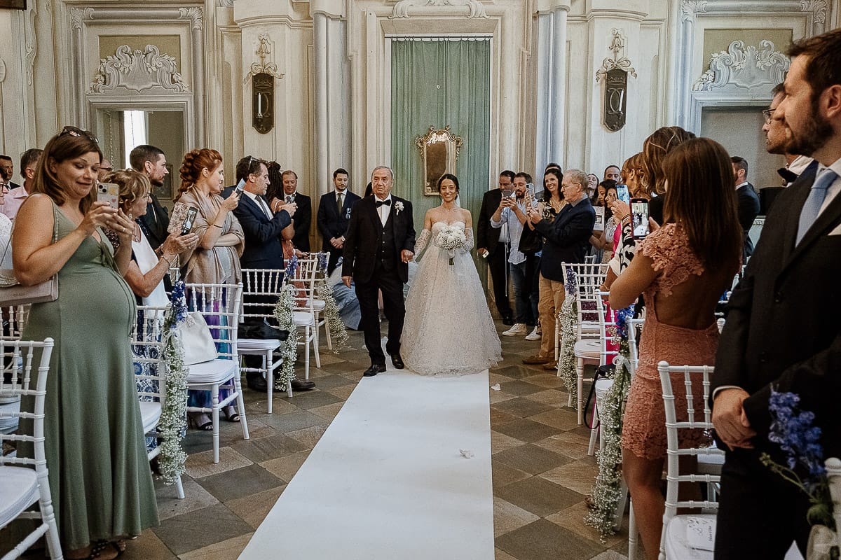 Matrimonio da favola al castello Canalis. Cerimonia. Entrata della sposa al braccio del padre