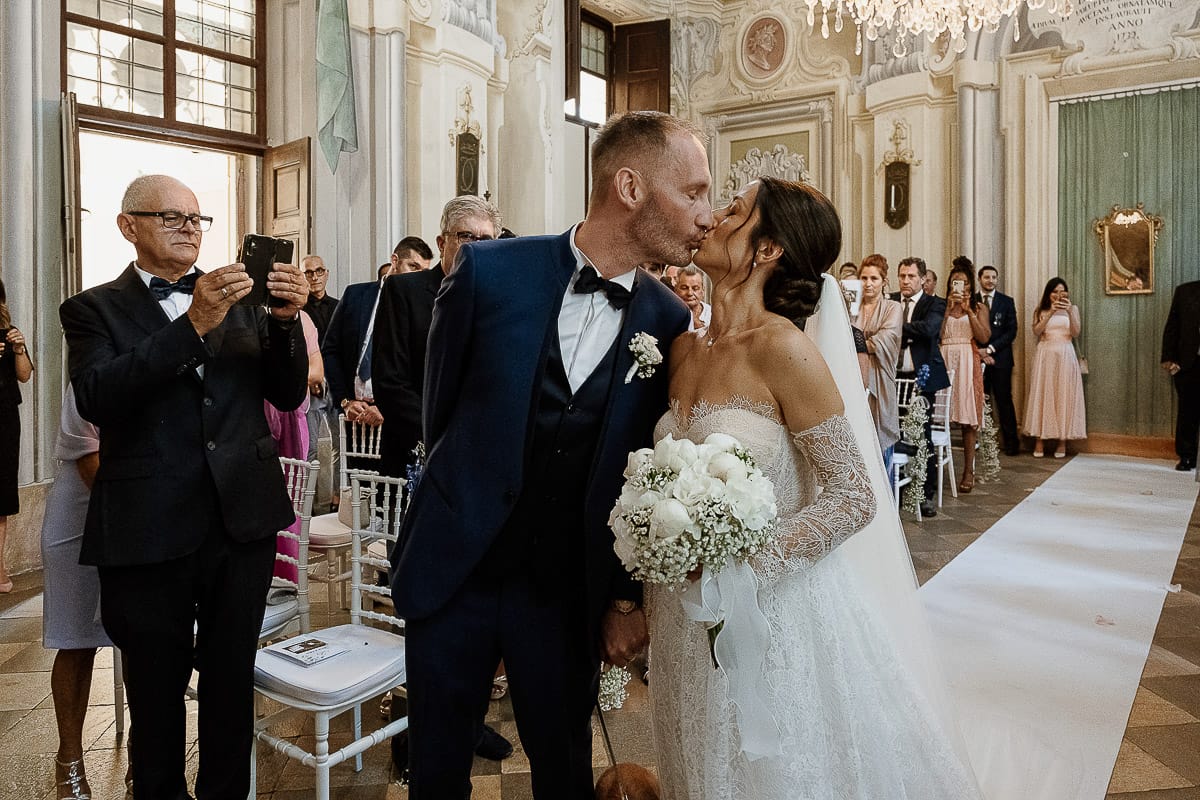 Matrimonio da favola al castello Canalis. Cerimonia. Sposi si baciano