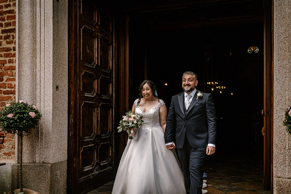Matrimonio a Riva presso Chieri. Cerimonia. Uscita degli sposi che si preparano a subire il lancio del riso.