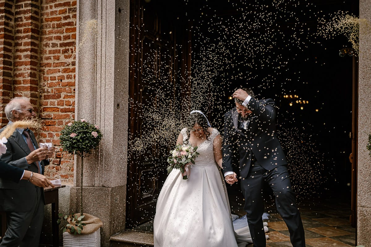 Matrimonio a Riva presso Chieri. Cerimonia. Lancio del riso.