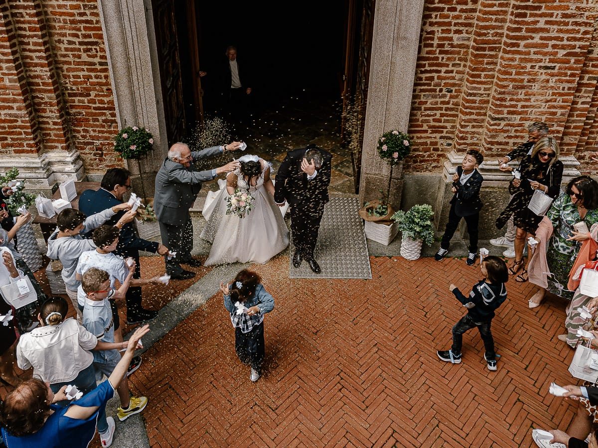 Matrimonio a Riva presso Chieri. Cerimonia. Lancio del riso. Foto dal drone.