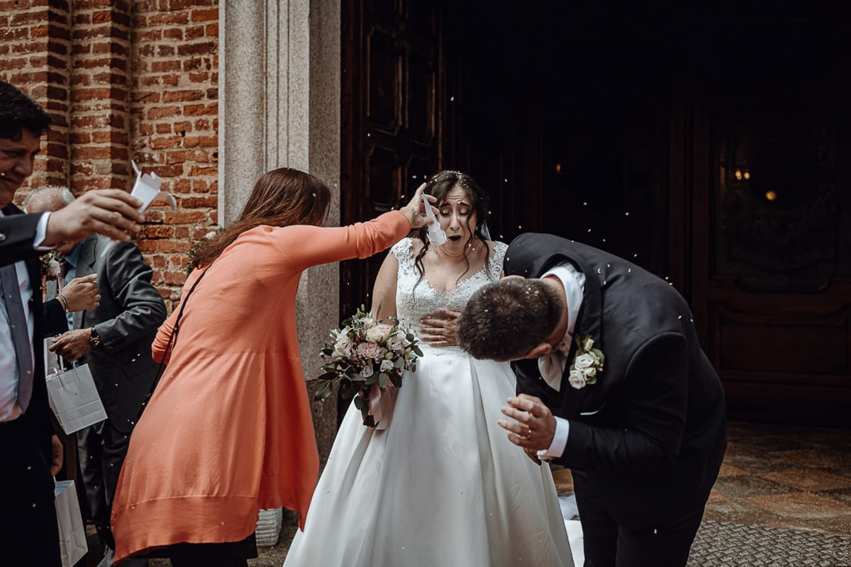 Matrimonio a Riva presso Chieri. Cerimonia. Lancio del riso.