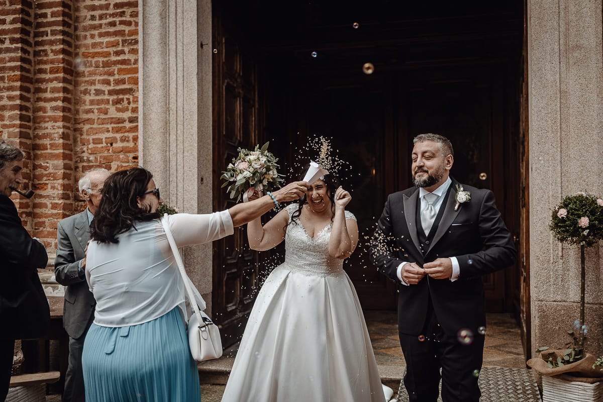 Matrimonio a Riva presso Chieri. Cerimonia. Lancio del riso.