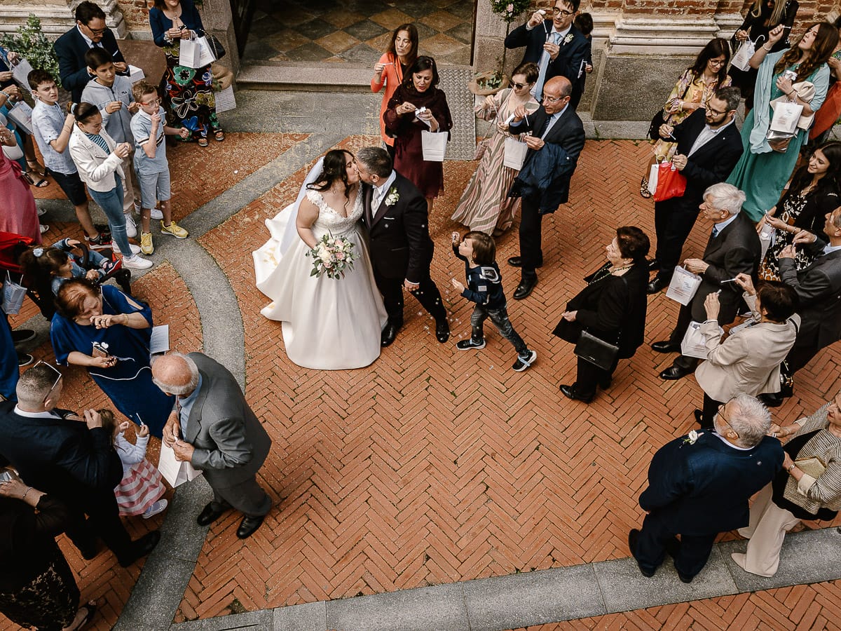 Matrimonio a Riva presso Chieri. Cerimonia. Lancio del riso. Foto dal drone