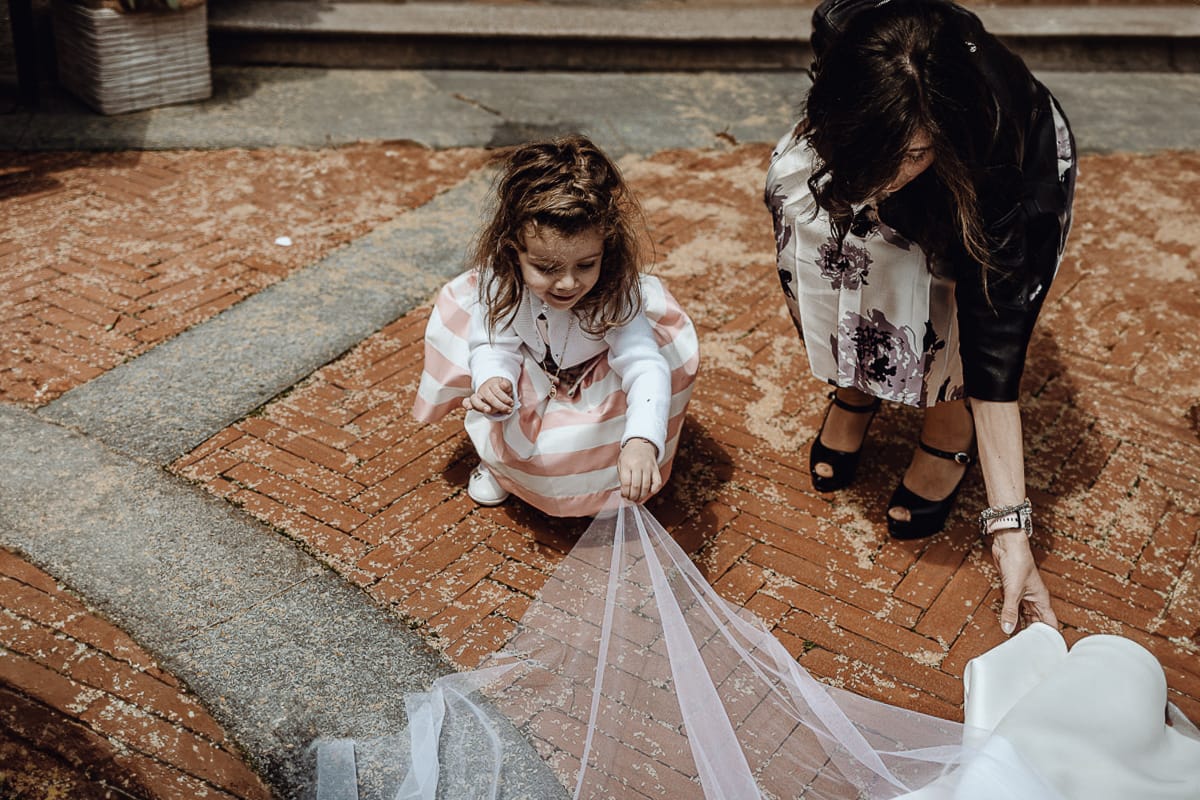 Matrimonio a Riva presso Chieri. Cerimonia. Lancio del riso.