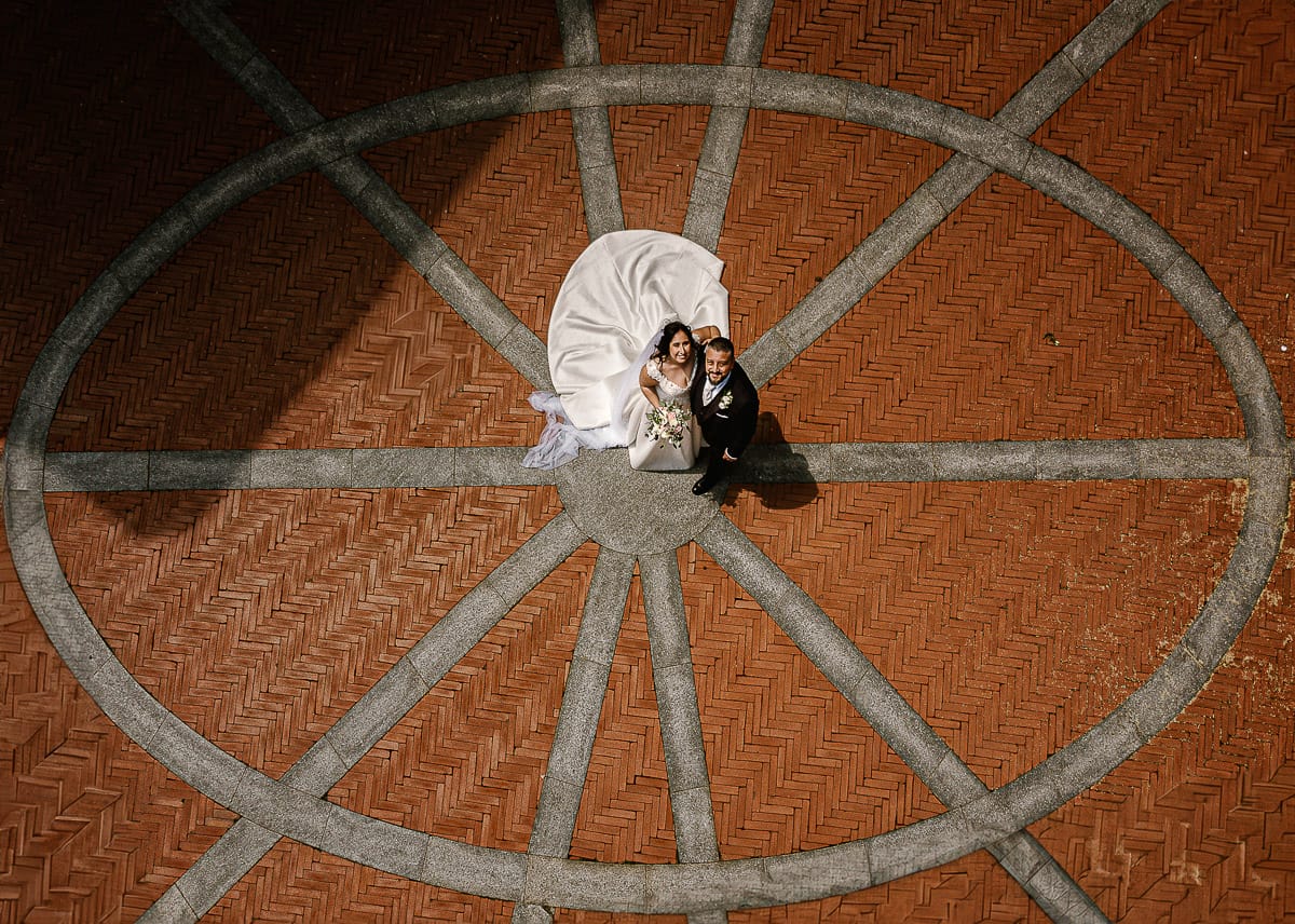 Matrimonio a Riva presso Chieri. Ritratti degli sposi. Sposi ripresi dal drone nella piazzetta davanti alla chiesa