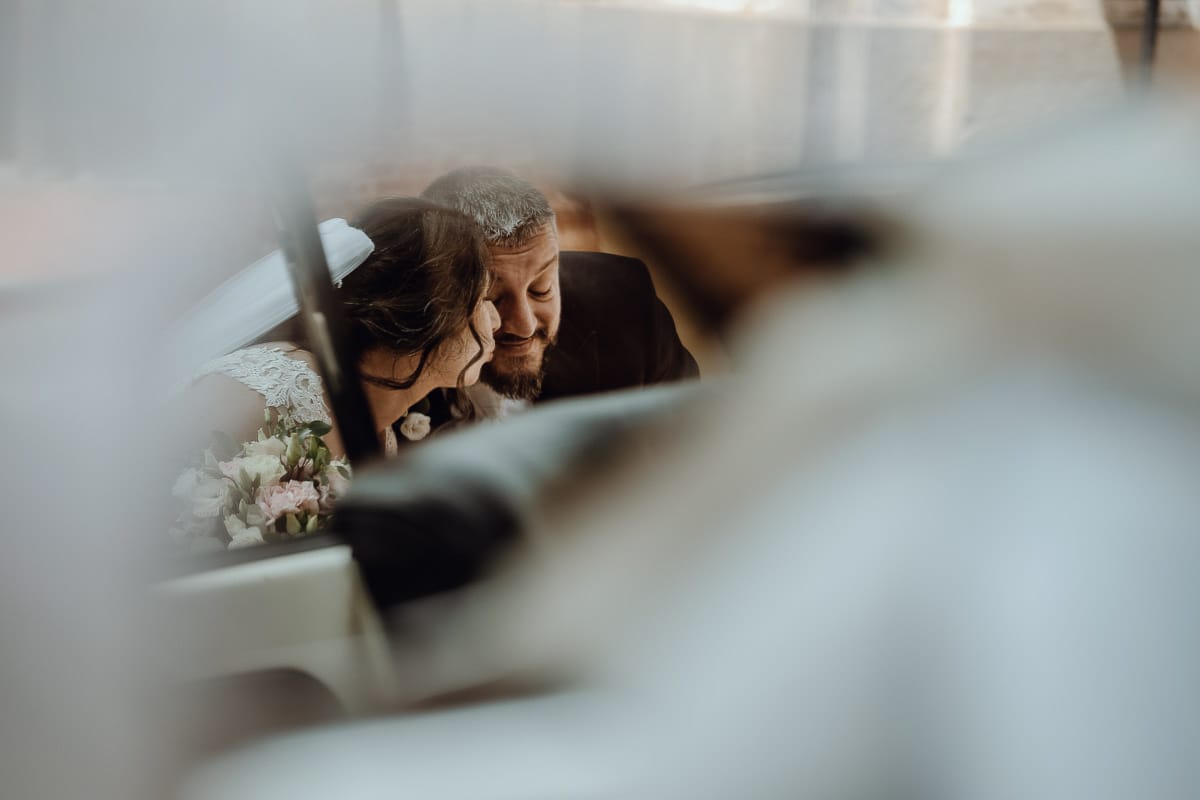 Matrimonio a Riva presso Chieri. Ritratti degli sposi. Sposi in auto, un maggiolino d'epoca bianco.