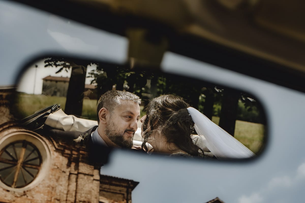 Matrimonio a Riva presso Chieri. Ritratti degli sposi. Sposi nell'auto, un maggiolino bianco d'epoca decappottabile
