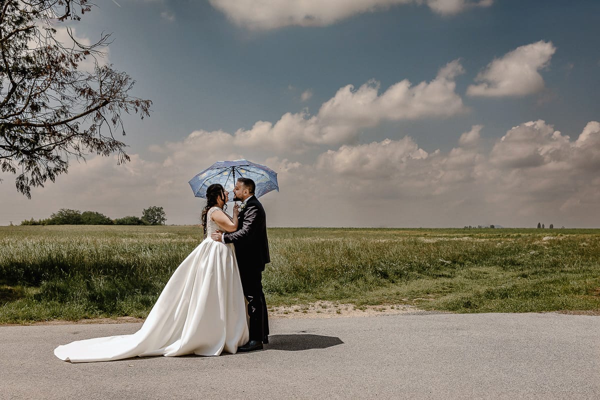 Matrimonio a Riva presso Chieri. Ritratti degli sposi. Sposi con un ombrello che riproduce un famoso quadro di Van Gogh il pittore preferito dalla sposa. "la notte stellata"