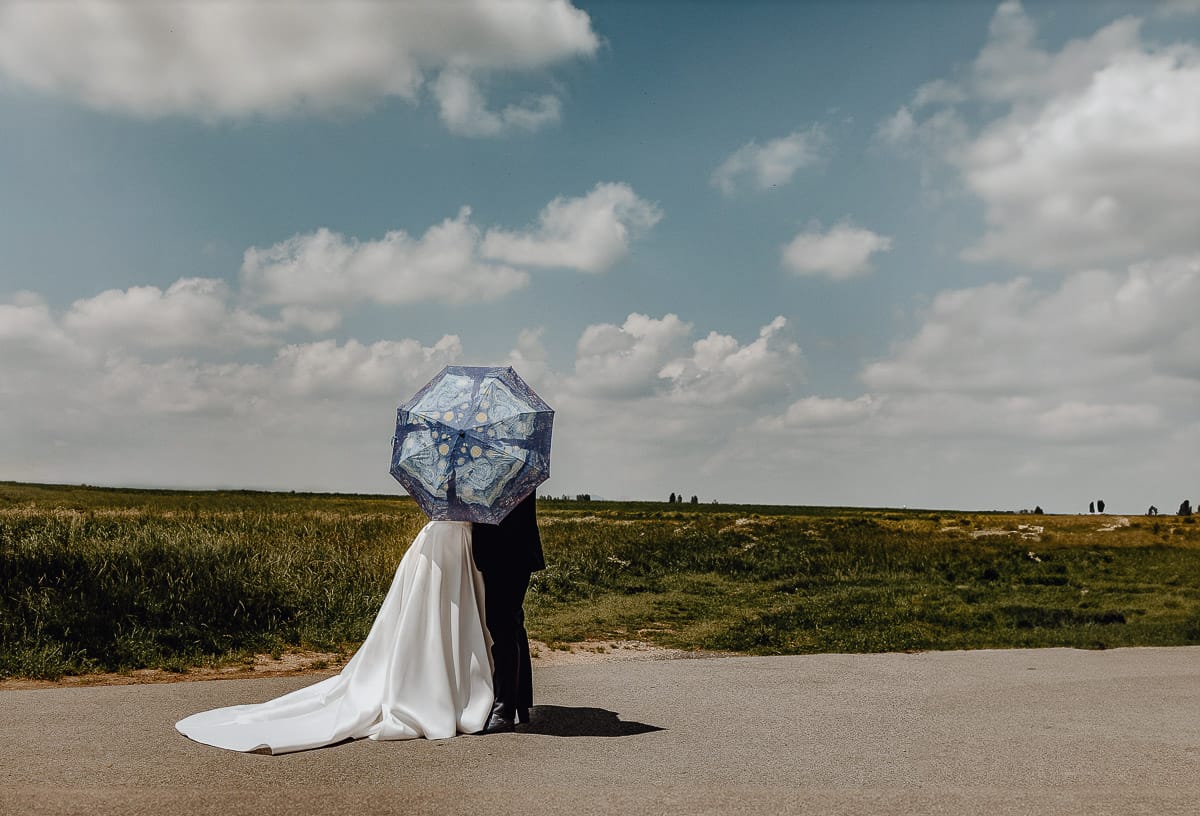 Matrimonio a Riva presso Chieri. Ritratti degli sposi. Sposi con un ombrello che riproduce un famoso quadro di Van Gogh il pittore preferito dalla sposa. "la notte stellata"