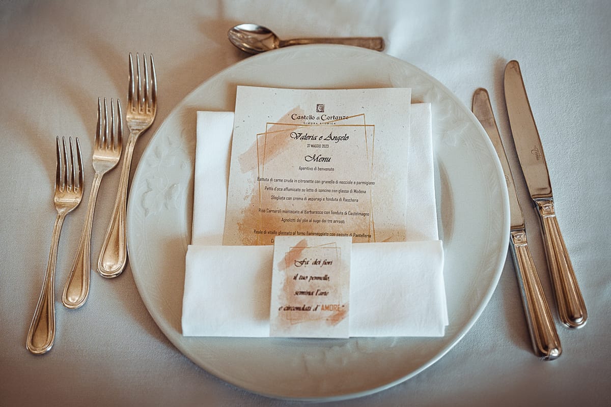 Matrimonio al Castello di Cortanze. Posto tavola con menu e segnaposto