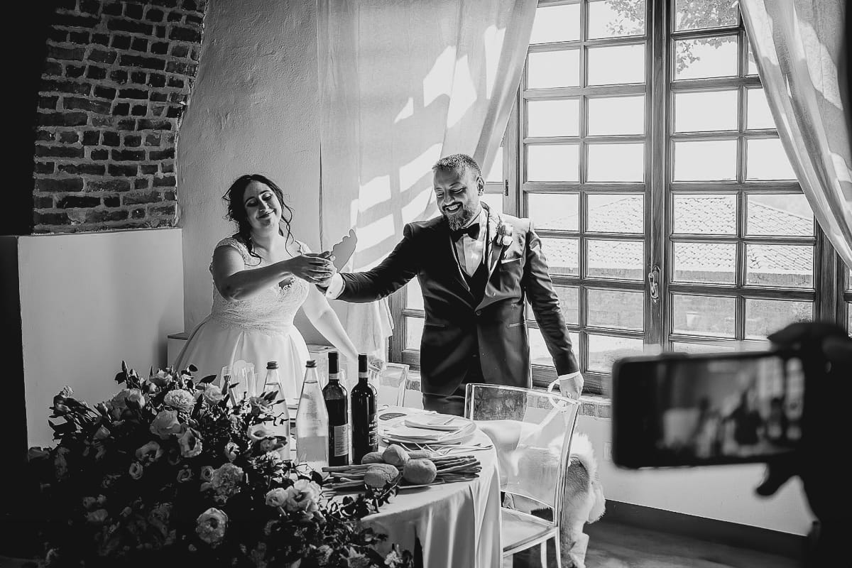 Matrimonio al Castello di Cortanze. Sposi stanno per accomodarsi al loro tavolo.