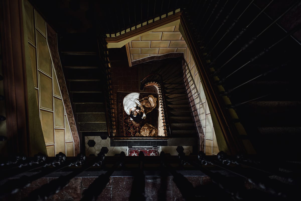 Matrimonio al Castello di Cortanze. Ritratto degli sposi in fondo alla tromba delle scale.