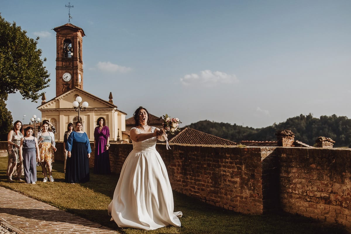 Matrimonio al Castello di Cortanze. Lancio del bouquet