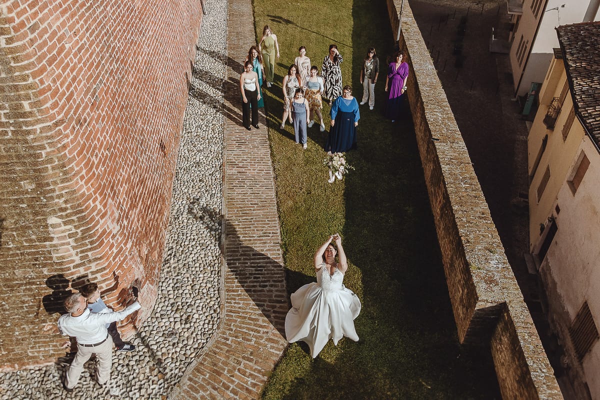 Matrimonio al Castello di Cortanze. Lancio del bouquet. Foto dal drone che fissa il bouquet che sta volando.
