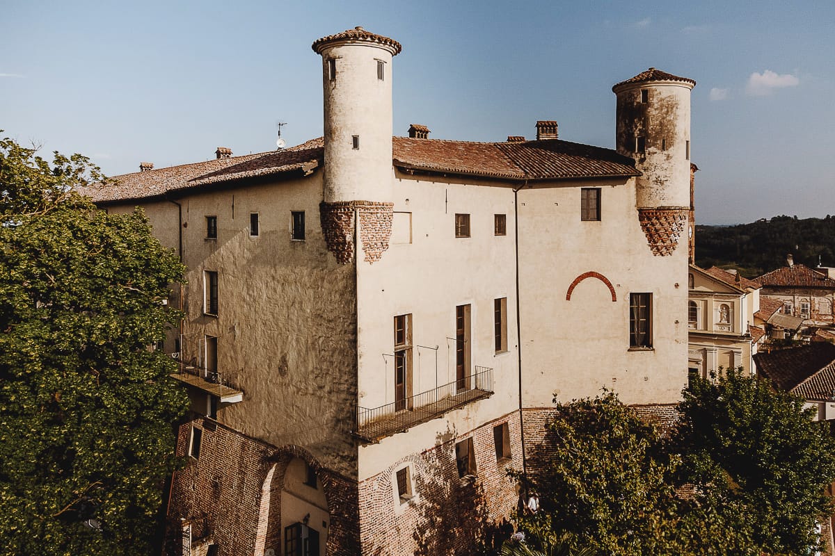 Matrimonio al Castello di Cortanze. Veduta panoramica dal drone del castello.