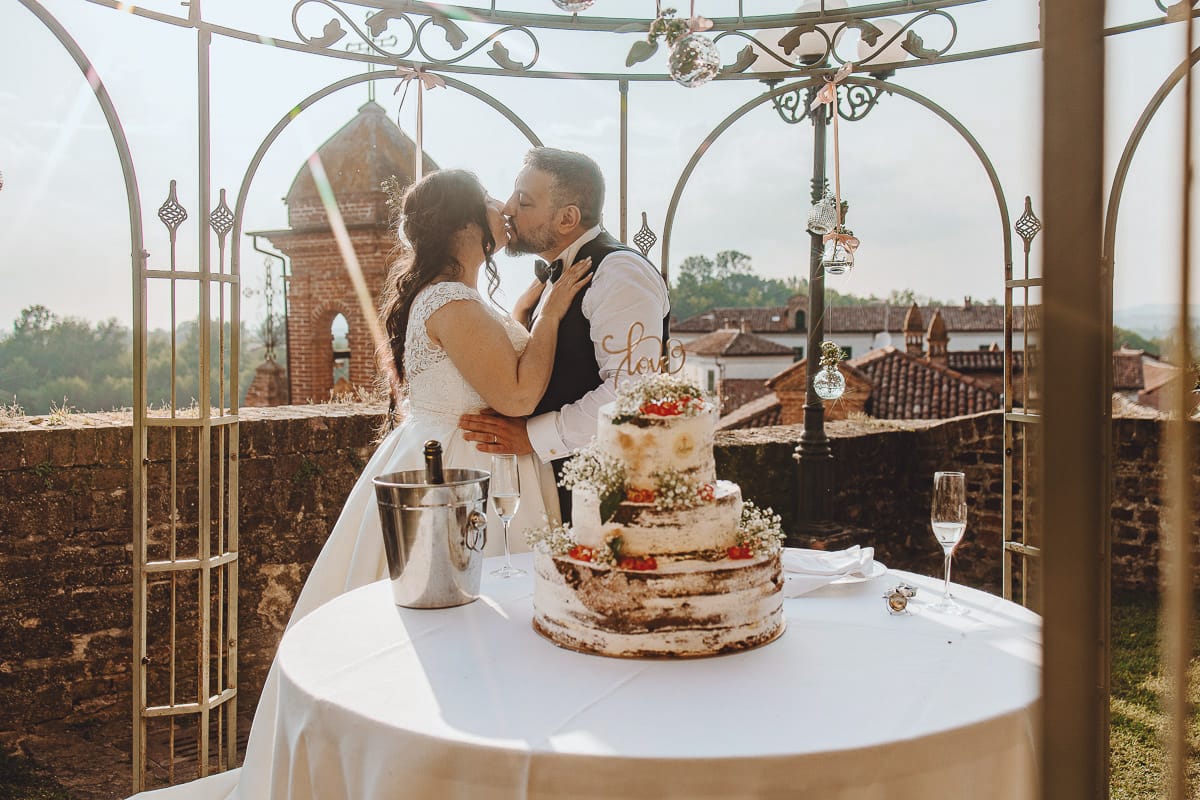 Matrimonio al Castello di Cortanze. Taglio della torta. Bacio degli sposi