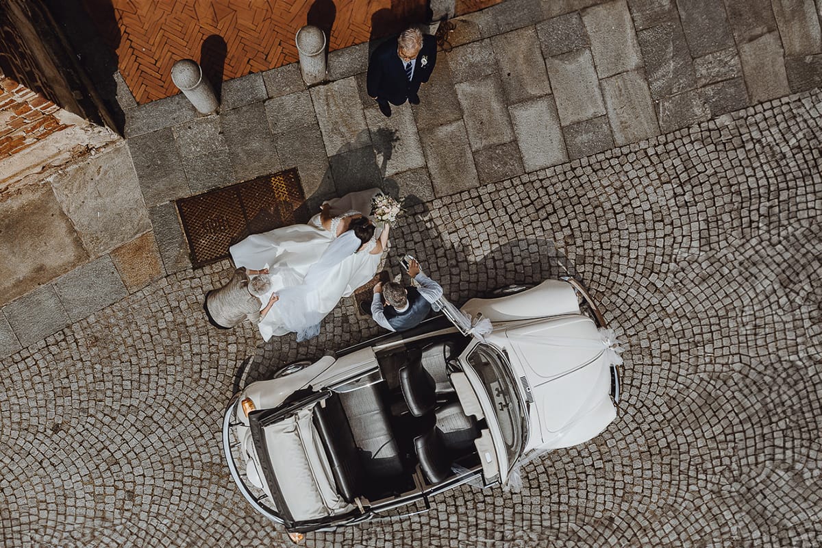 Matrimonio a Riva presso Chieri. Cerimonia. Sposa che esce dall'auto. Foto ripresa dal drone.