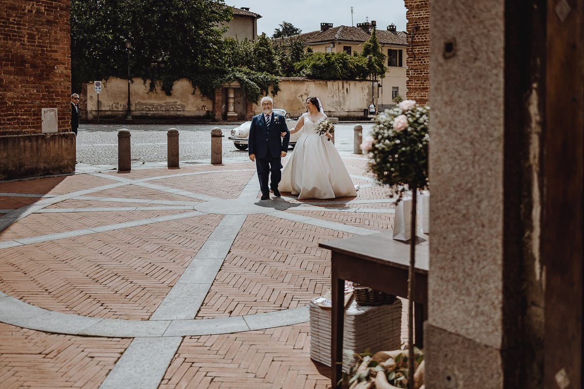 Matrimonio a Riva presso Chieri. Cerimonia. Sposa con il padre fuori dall'auto.