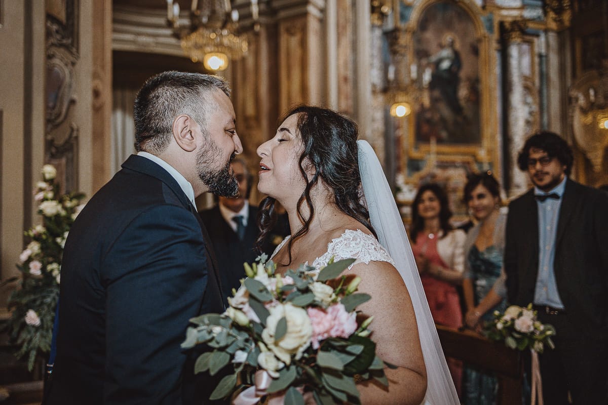 Matrimonio a Riva presso Chieri. Cerimonia. Sposo bacia la sposa.