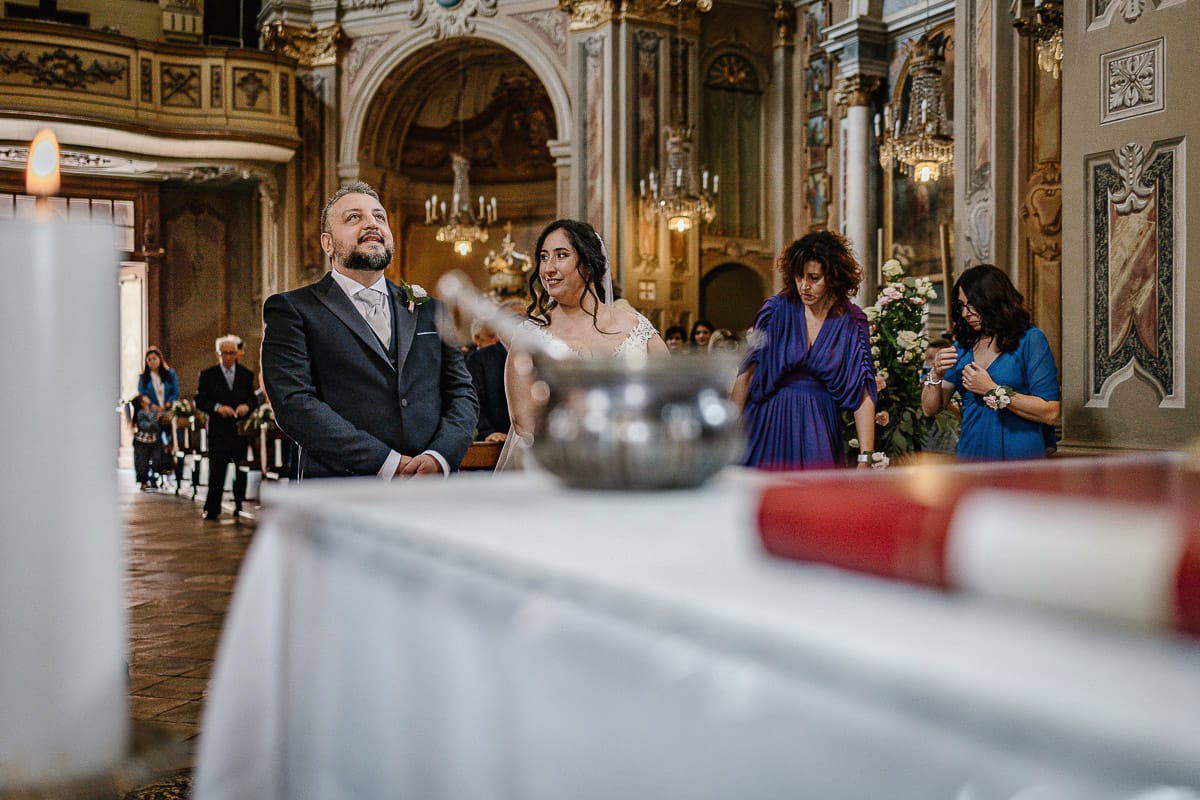 Matrimonio a Riva presso Chieri. Cerimonia. Sposo alza lo sguardo al cielo