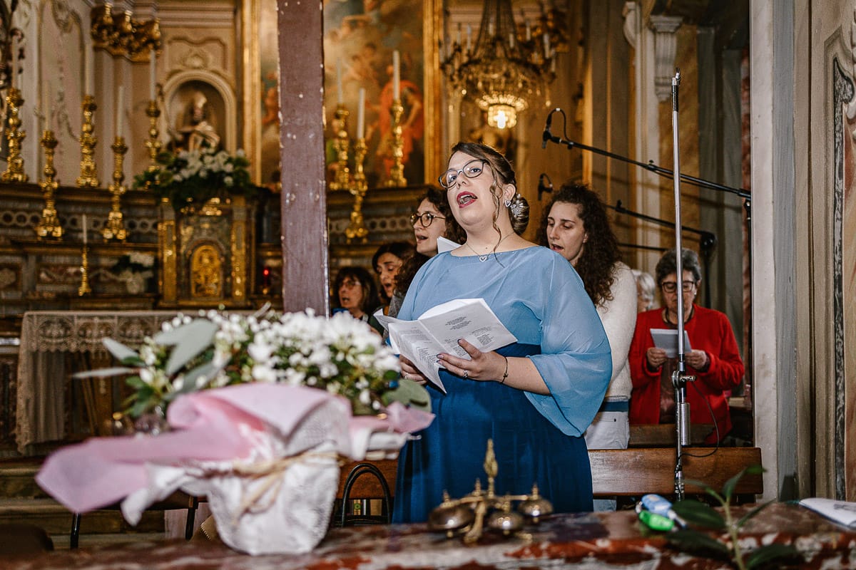 Matrimonio a Riva presso Chieri. Cerimonia. Amica della sposa canta.