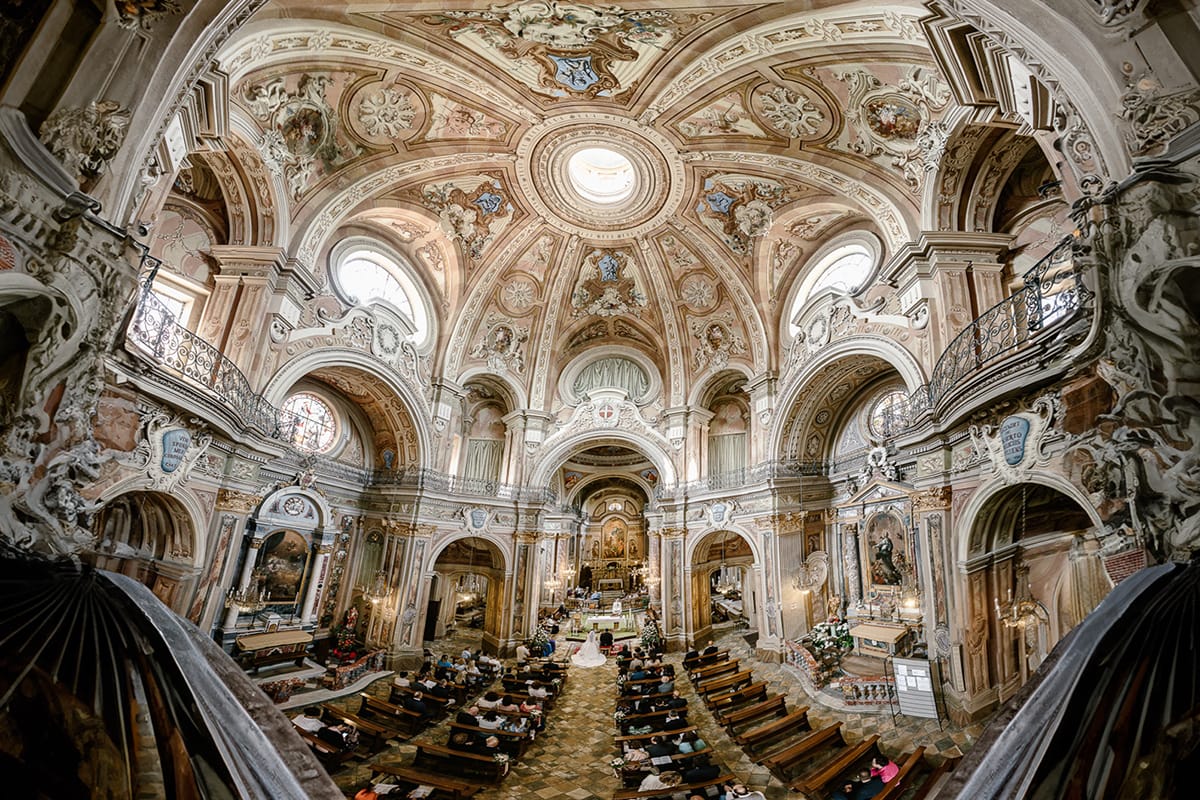 Matrimonio a Riva presso Chieri. Cerimonia. Panoramica della chiesa dall'alto. Foto scattata dalla zona dell'organo.