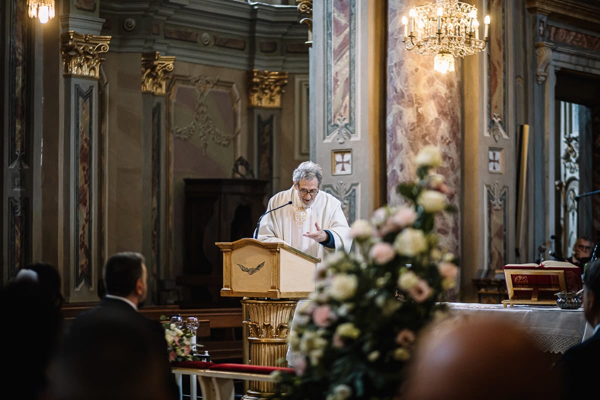 Matrimonio a Riva presso Chieri. Cerimonia. sacerdote