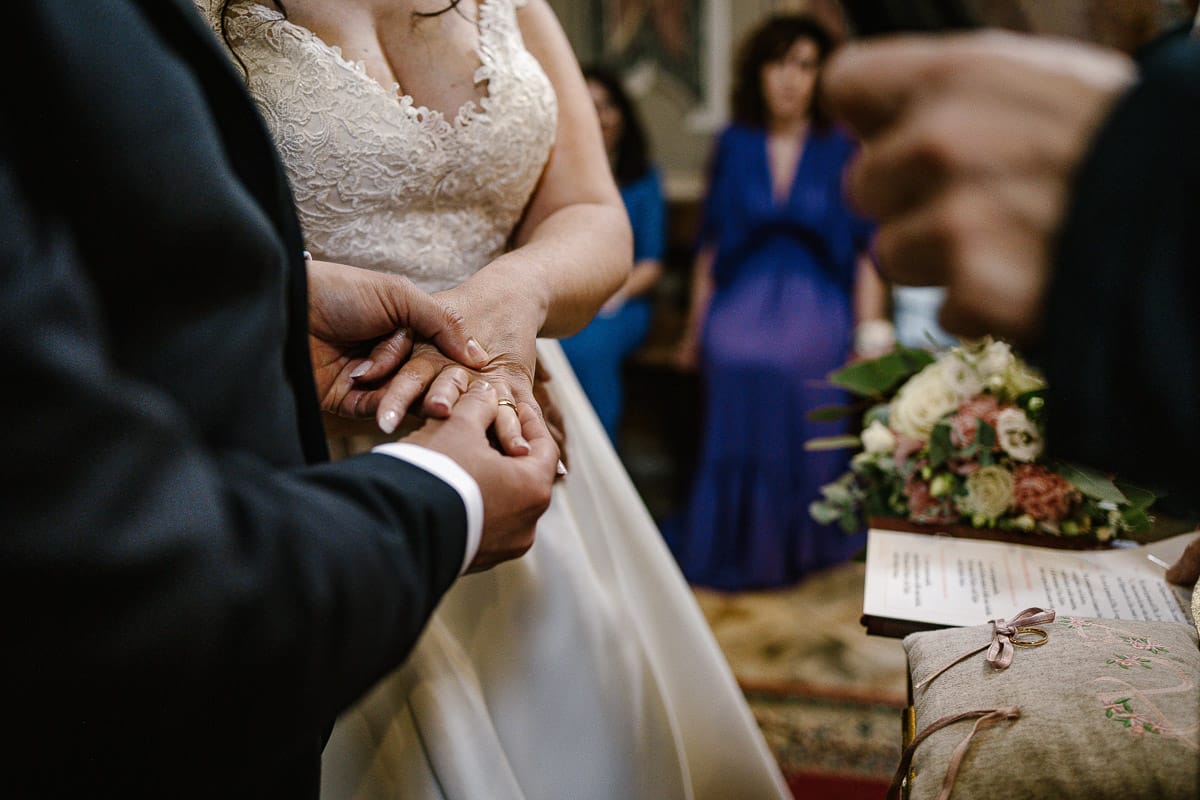 Matrimonio a Riva presso Chieri. Cerimonia. Sposo mette l'anello al dito della sposa.