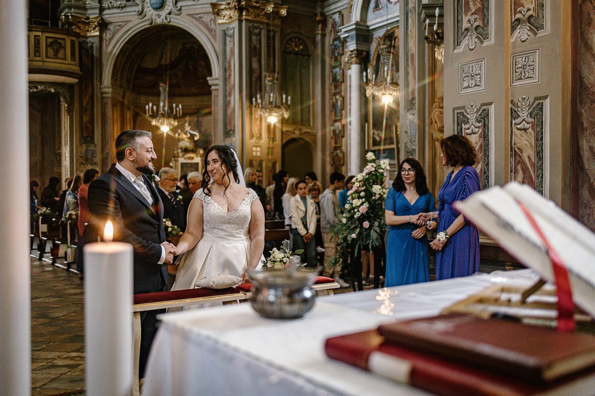 Matrimonio a Riva presso Chieri. Cerimonia. Segno della pace.