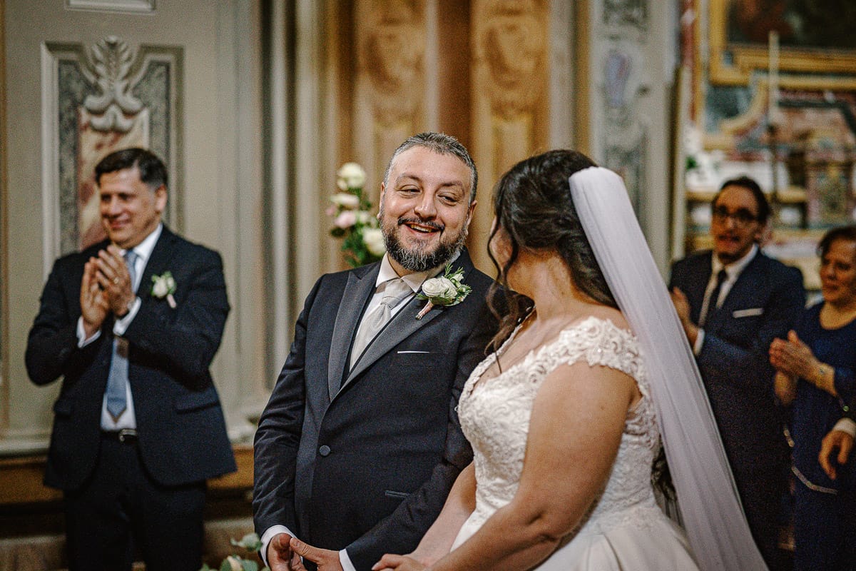 Matrimonio a Riva presso Chieri. Cerimonia. Sposi si guardano