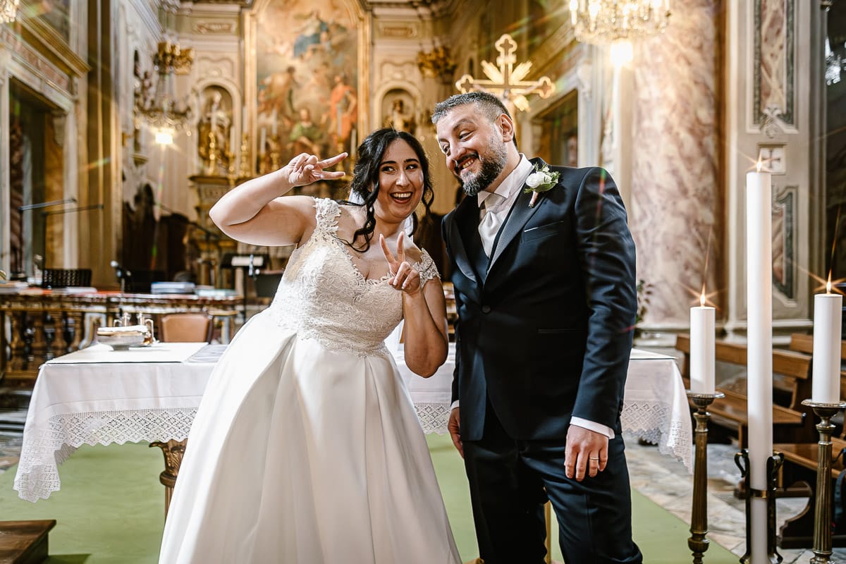 Matrimonio a Riva presso Chieri. Cerimonia. Sposi con buffe espressioni