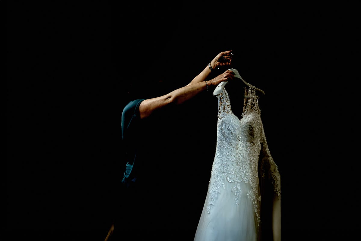 Matrimonio a San Mauro Torinese. Preparazione della sposa. Abito