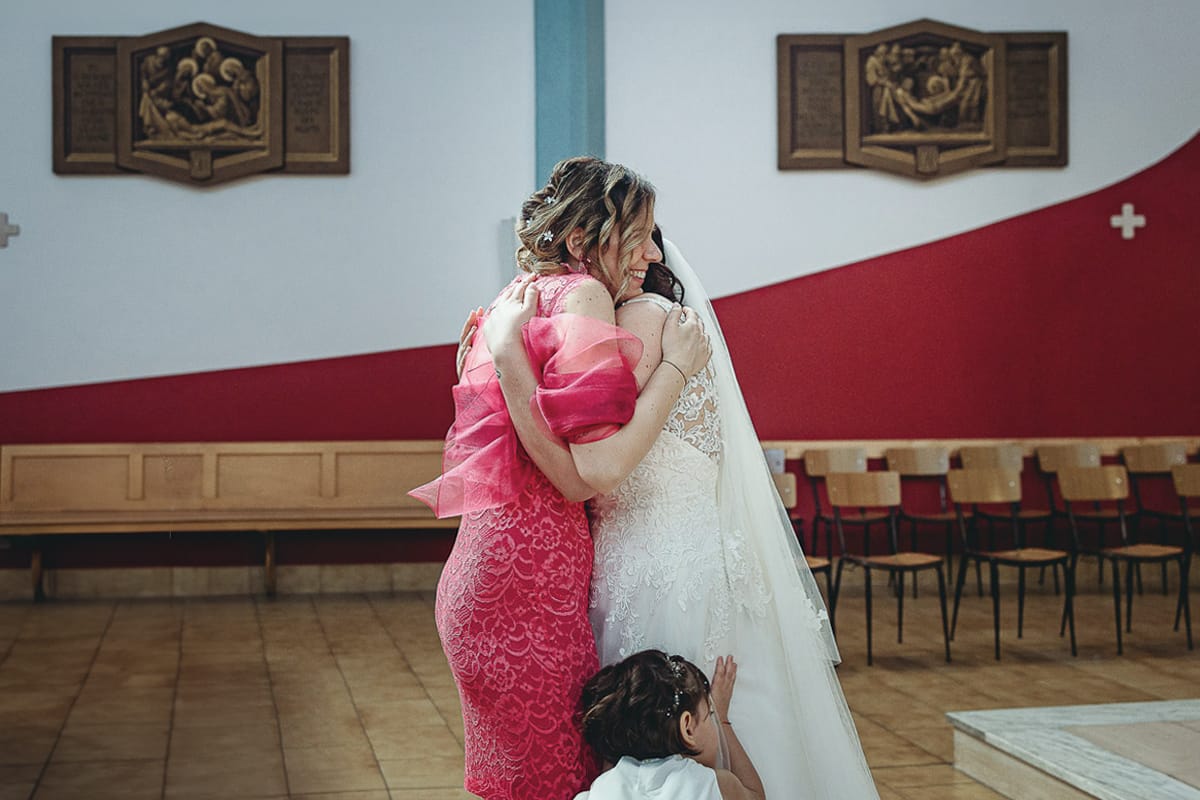 Matrimonio a San Mauro Torinese. Cerimonia. Abbraccio fra la sposa e la testimone