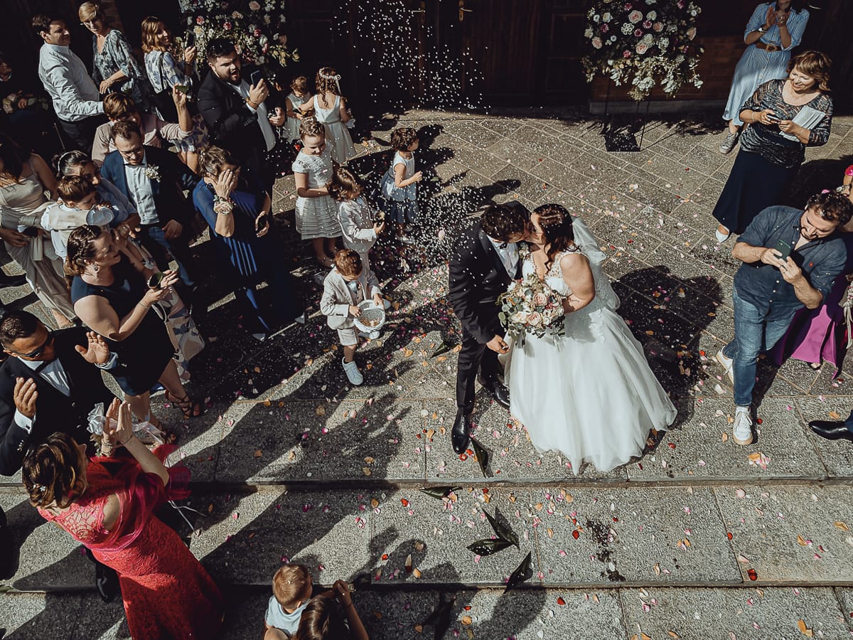 Matrimonio a San Mauro Torinese. Cerimonia. Lancio del riso. Foto dall'alto con il drone.