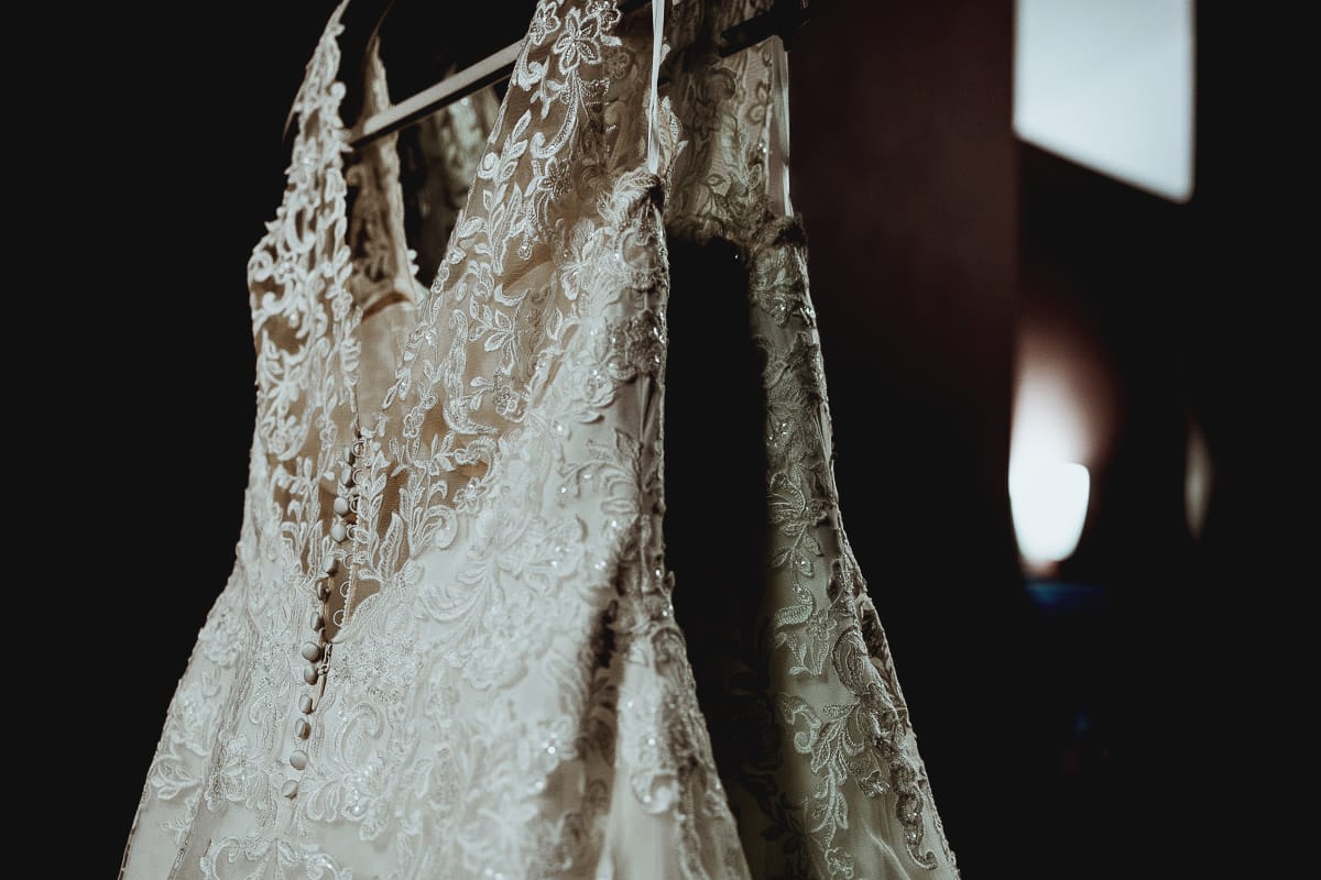 Matrimonio a San Mauro Torinese. Preparazione della sposa. Particolare dell'abito