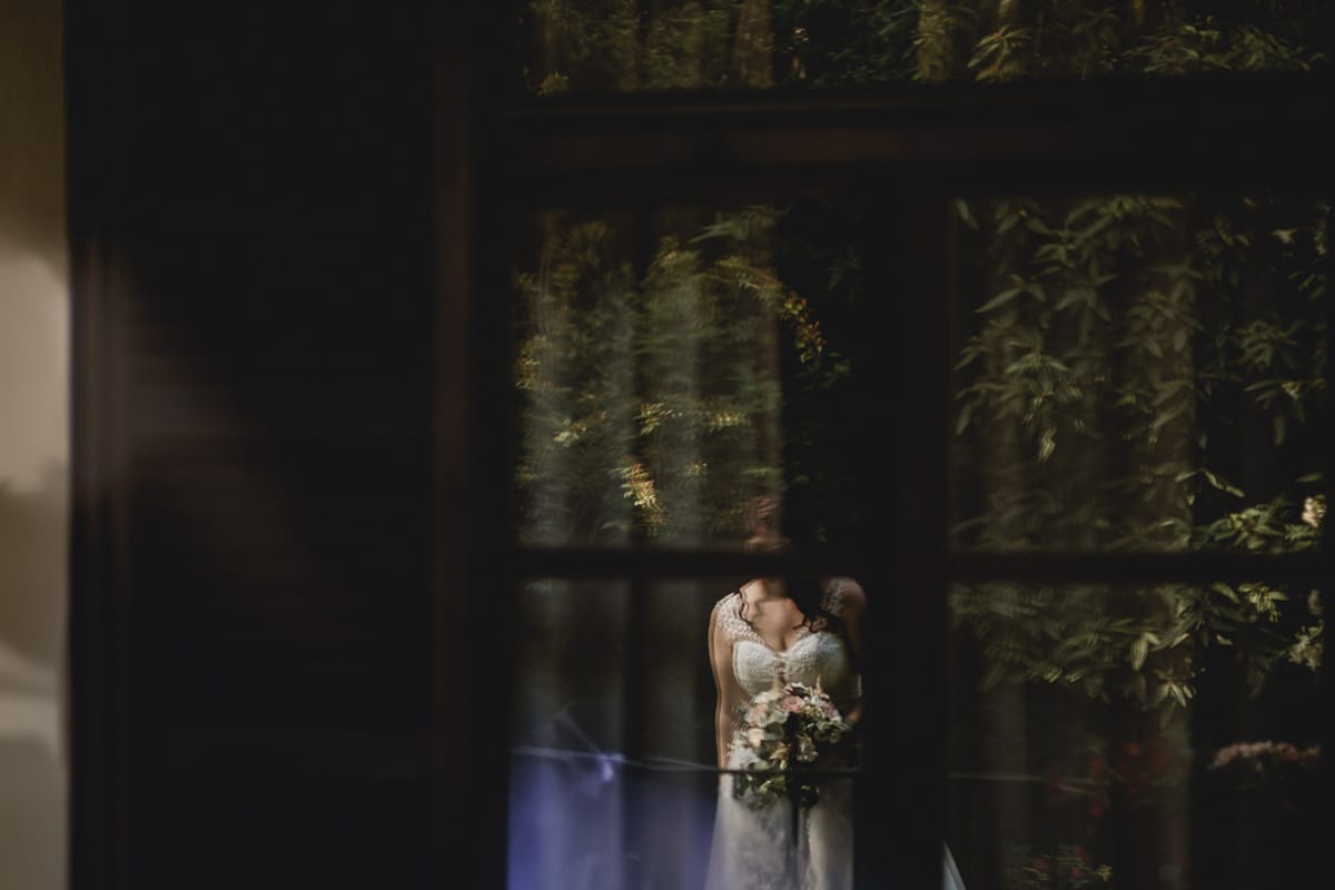 Matrimonio a San Mauro Torinese. Sessione di coppia. Sposa riflessa in una vetrata