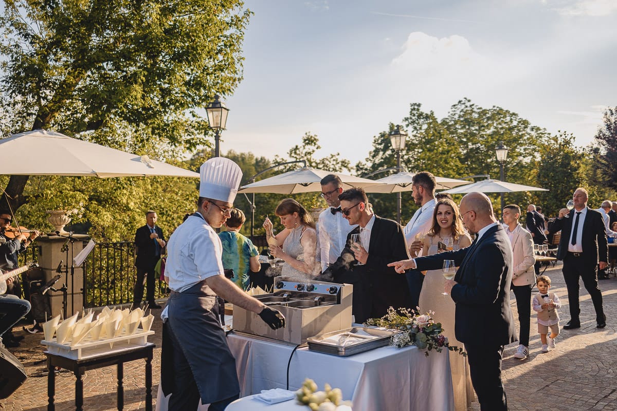 Matrimonio al ristorante albergo Ca' Vittoria di Tigliole d'Asti. Ricevimento.Aperitvo