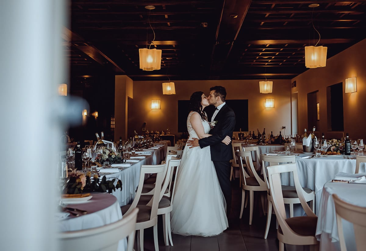 Matrimonio al ristorante albergo Ca' Vittoria di Tigliole d'Asti. Ricevimento. Sposi nella sala da pranzo