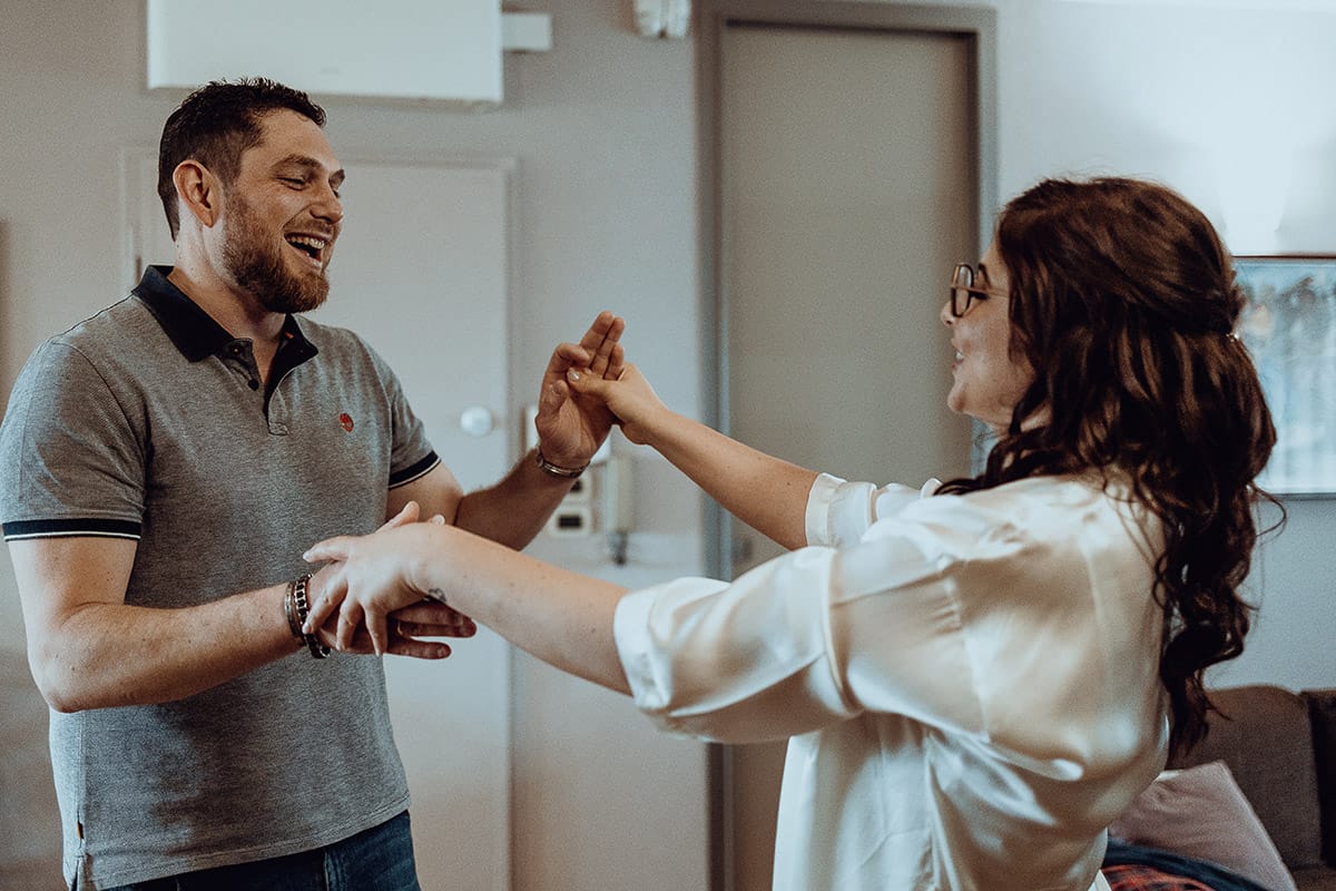 Matrimonio a San Mauro Torinese. Preparazione della sposa. Sposa gioca con il fratello