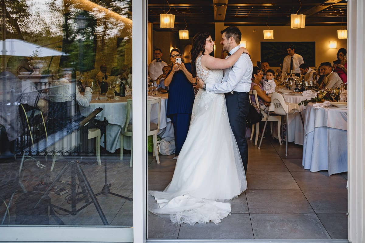 Matrimonio al ristorante albergo Ca' Vittoria di Tigliole d'Asti. Ricevimento. Ballo degli sposi