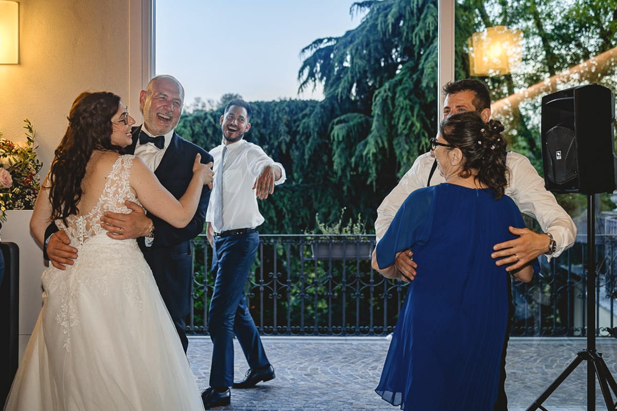 Matrimonio al ristorante albergo Ca' Vittoria di Tigliole d'Asti. Ricevimento. Ballo degli sposi con i genitori