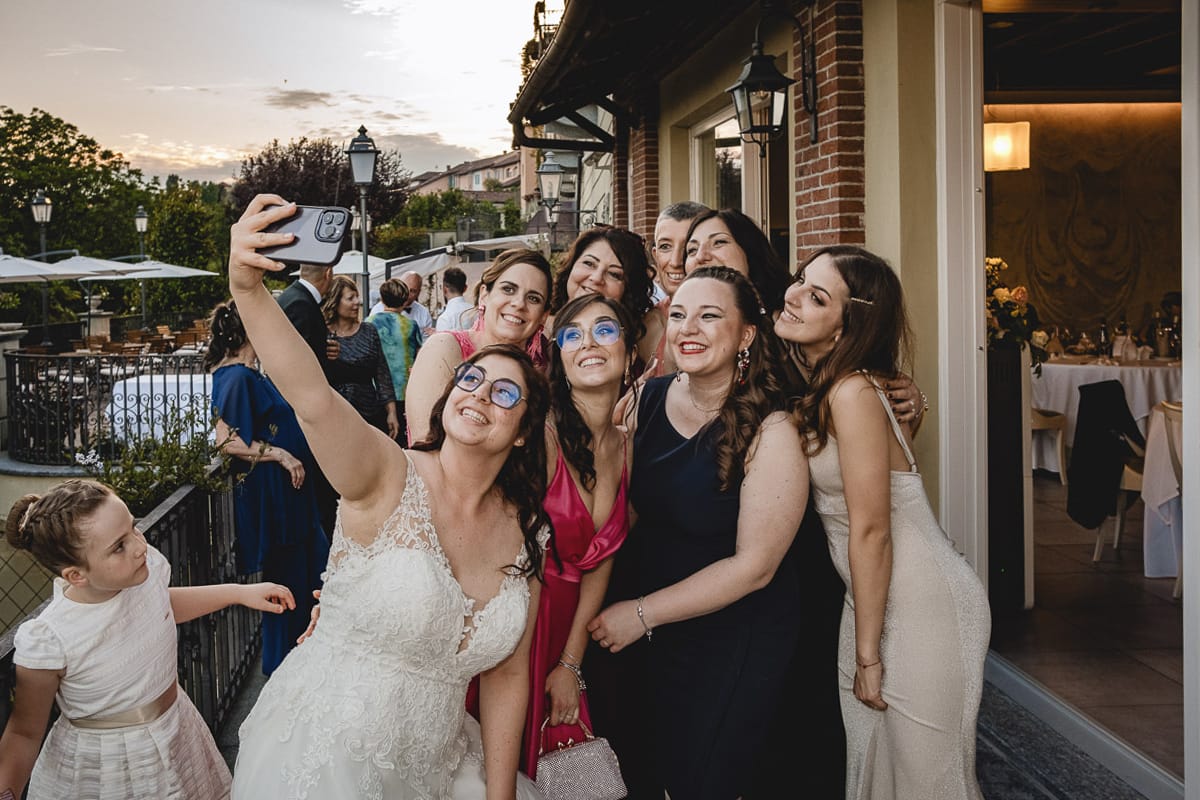 Matrimonio al ristorante albergo Ca' Vittoria di Tigliole d'Asti. Ricevimento. Selfie della sposa con le amiche