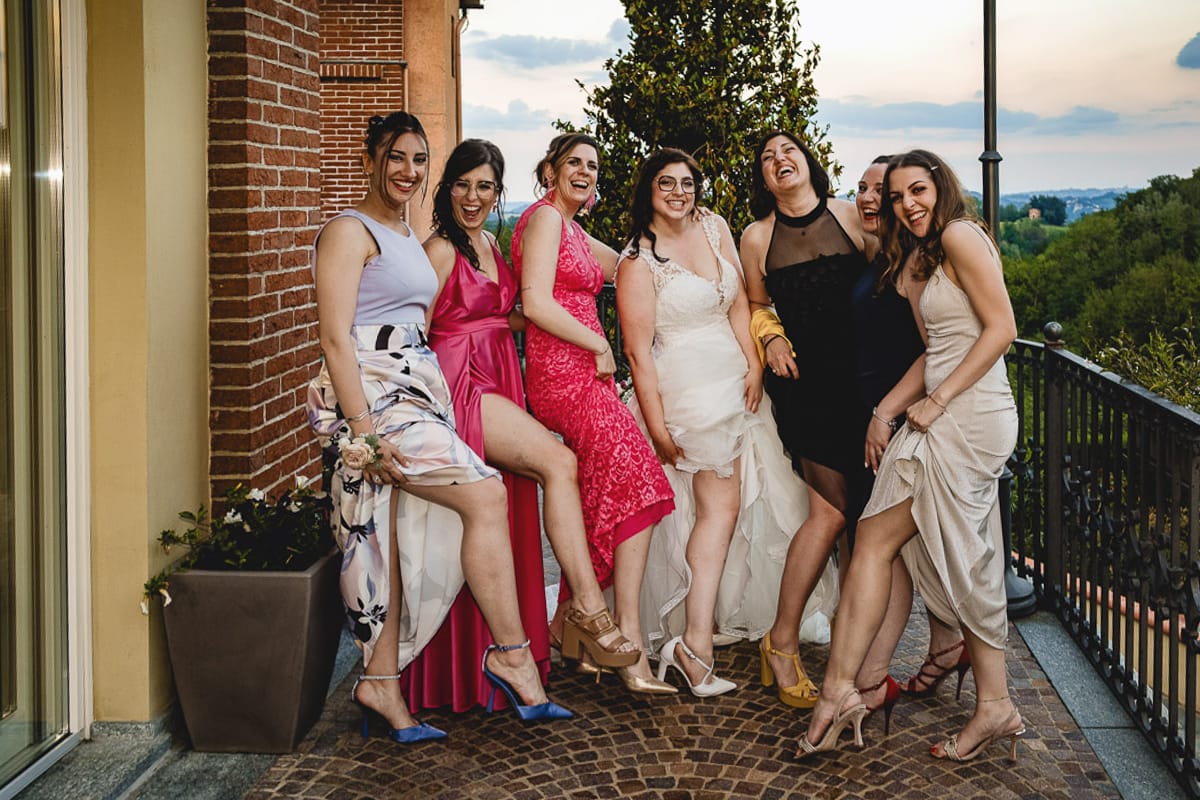 Matrimonio al ristorante albergo Ca' Vittoria di Tigliole d'Asti. Ricevimento. Sposa con le amiche