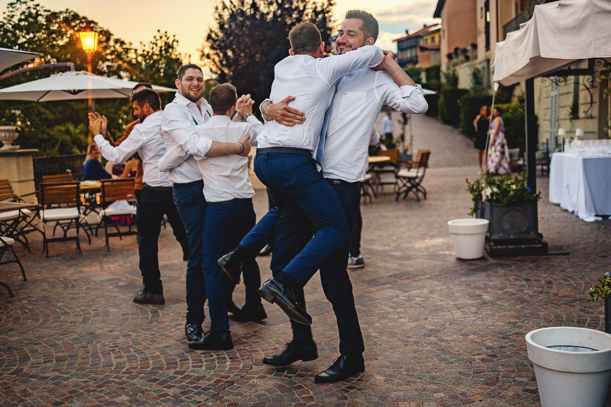 Matrimonio al ristorante albergo Ca' Vittoria di Tigliole d'Asti. Ricevimento. Sposo con gli amici