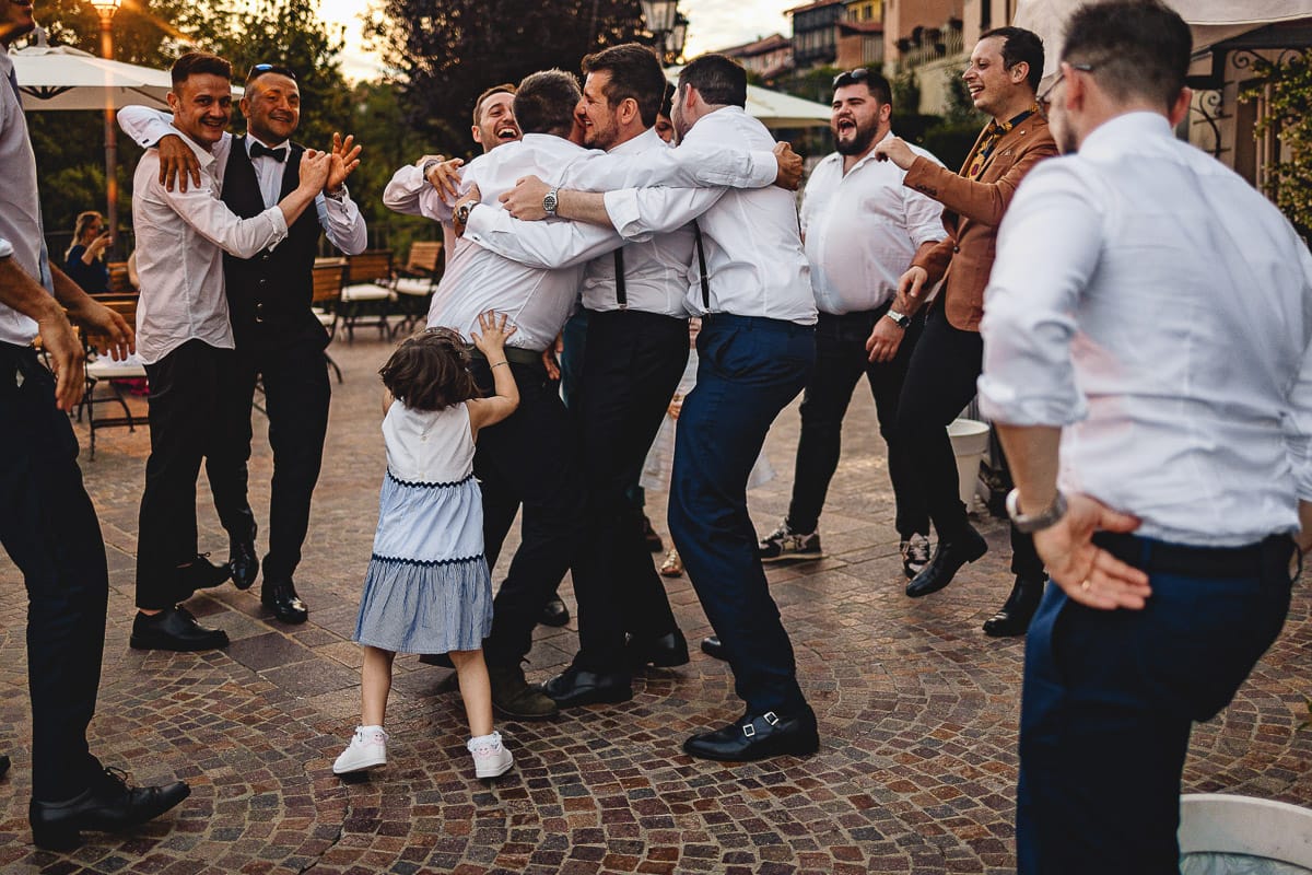 Matrimonio al ristorante albergo Ca' Vittoria di Tigliole d'Asti. Ricevimento. Sposo con gli amici