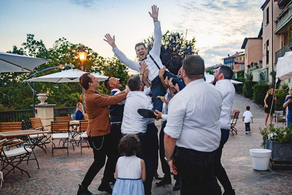 Matrimonio al ristorante albergo Ca' Vittoria di Tigliole d'Asti. Ricevimento. Sposo con gli amici
