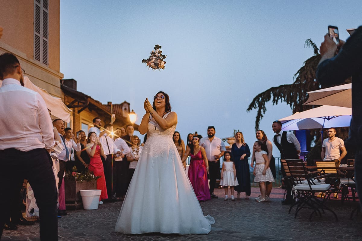 Matrimonio al ristorante albergo Ca' Vittoria di Tigliole d'Asti. Ricevimento. Lancio del Bouquet con proposta di matrimonio alla ragazza che prende il bouquet. Molto emozionante.