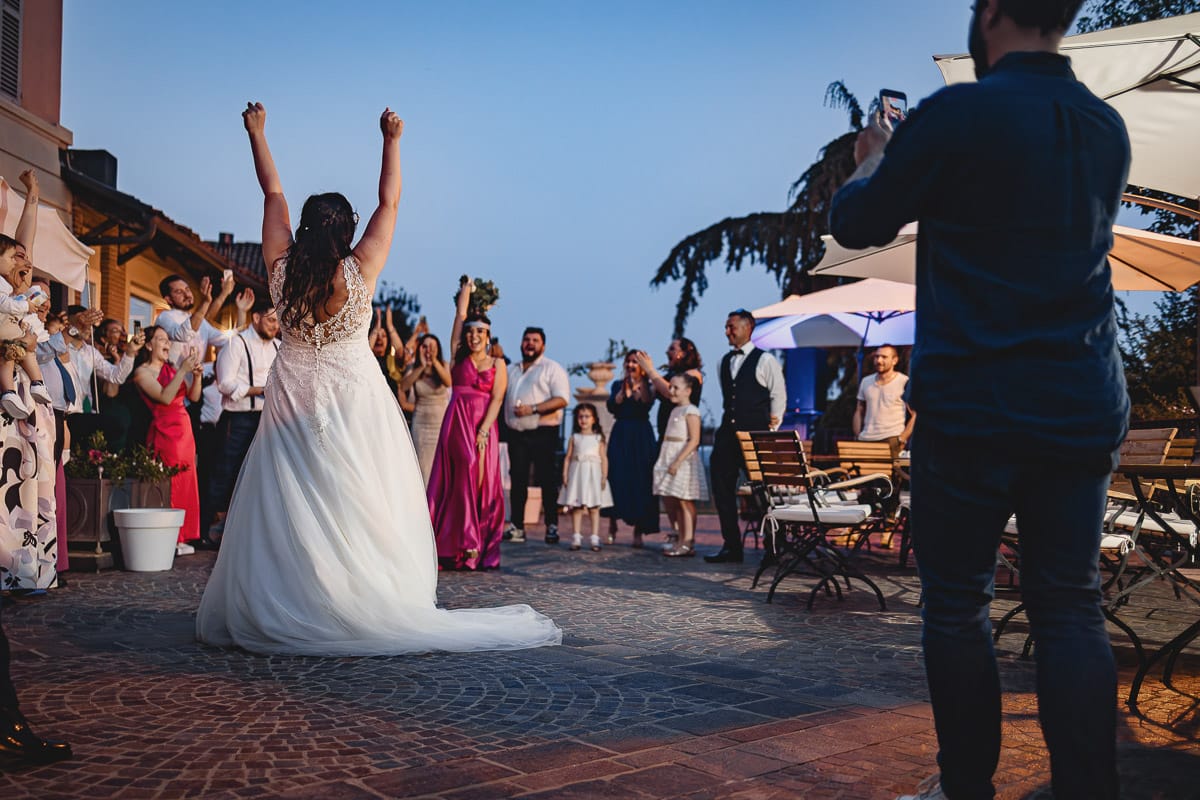 Matrimonio al ristorante albergo Ca' Vittoria di Tigliole d'Asti. Ricevimento. Lancio del Bouquet con proposta di matrimonio alla ragazza che prende il bouquet. Molto emozionante.