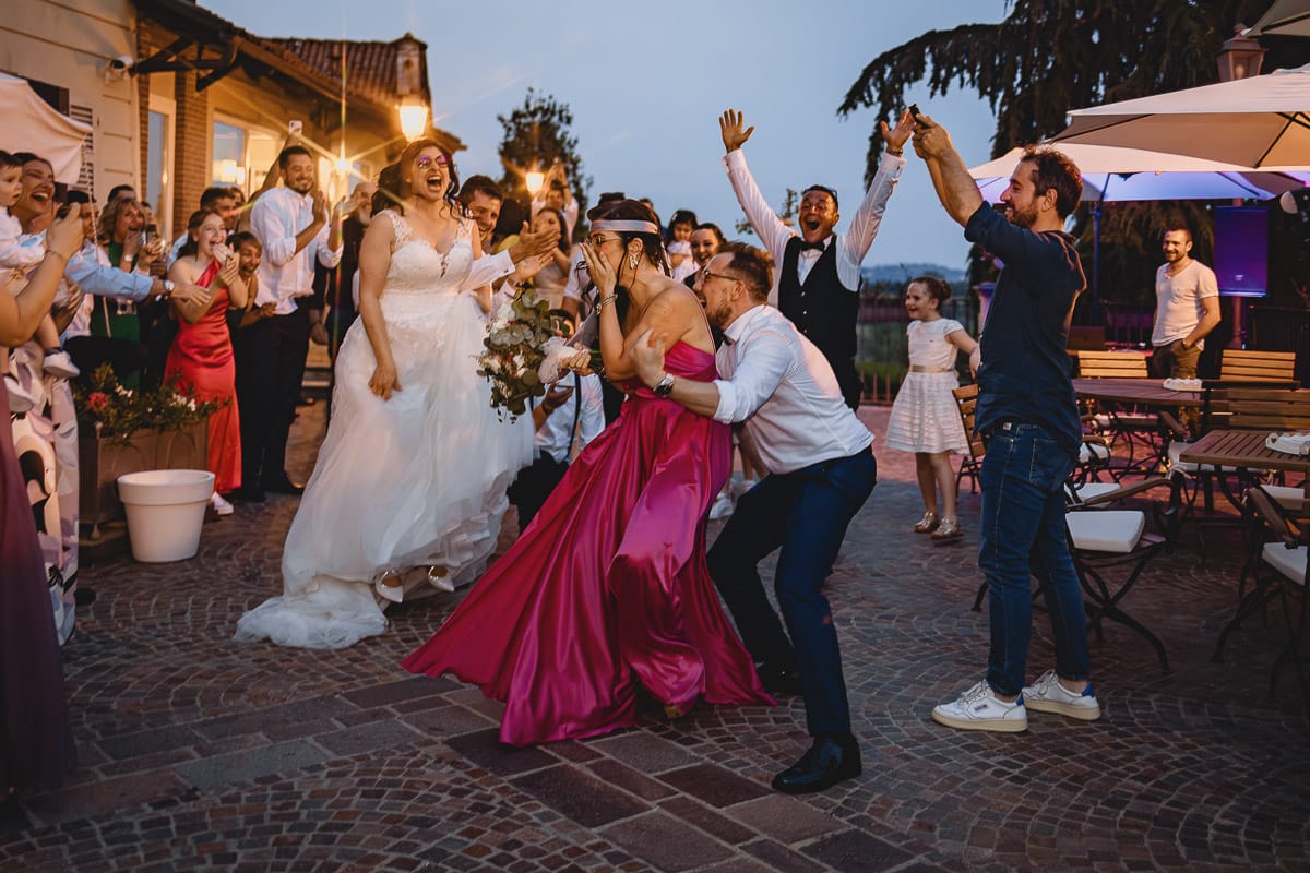 Matrimonio al ristorante albergo Ca' Vittoria di Tigliole d'Asti. Ricevimento. Lancio del Bouquet con proposta di matrimonio alla ragazza che prende il bouquet. Molto emozionante.